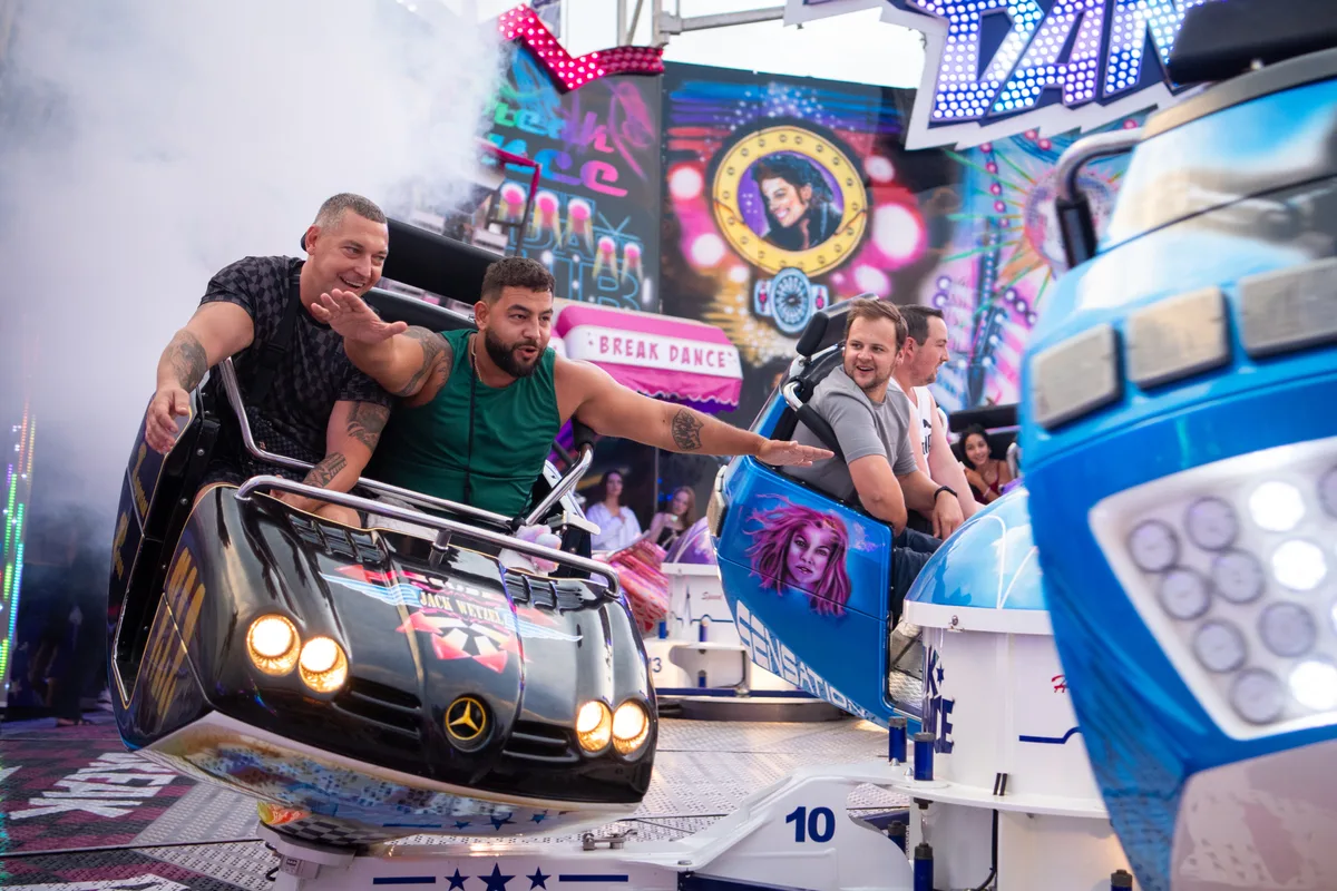 Die Attraktion Break Dance war schon letztes Jahr Teil der Chilbi Wetzikon. So auch dieses Jahr. (Archiv) Zu sehen sind zwei Männer, die in einem Wagen der Bahn Break Dance sitzen. Der Mann rechts streckt beide Arme auf die Seiten aus.